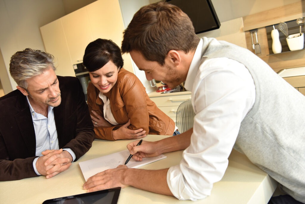 LesAidesPourAméliorationDeHabitat Image d'un patron avec clients heureux
