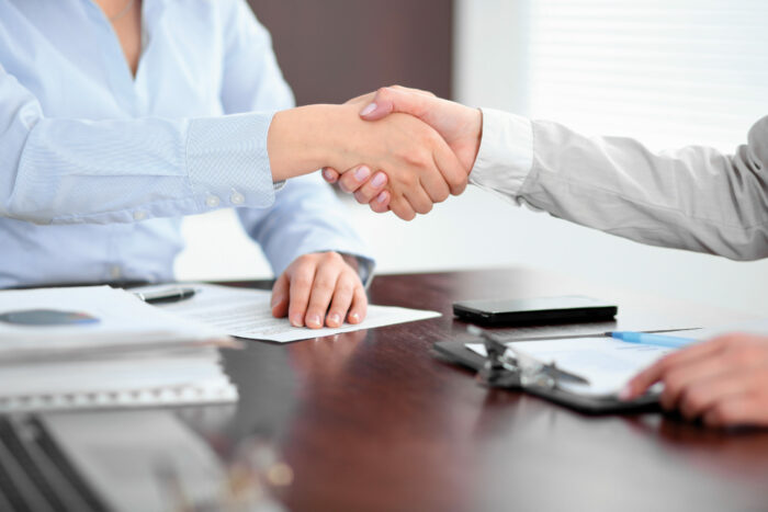 S’assurer c’est essentiel Serrage de main