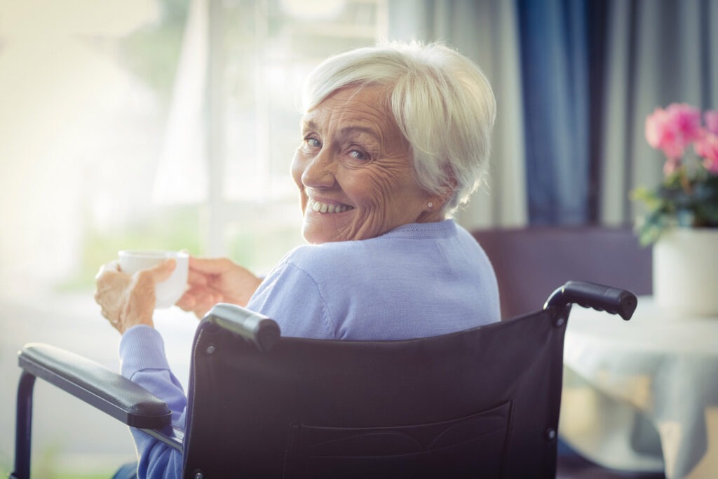 UnHabitatAdapté Dame âgée en fauteuil roulant